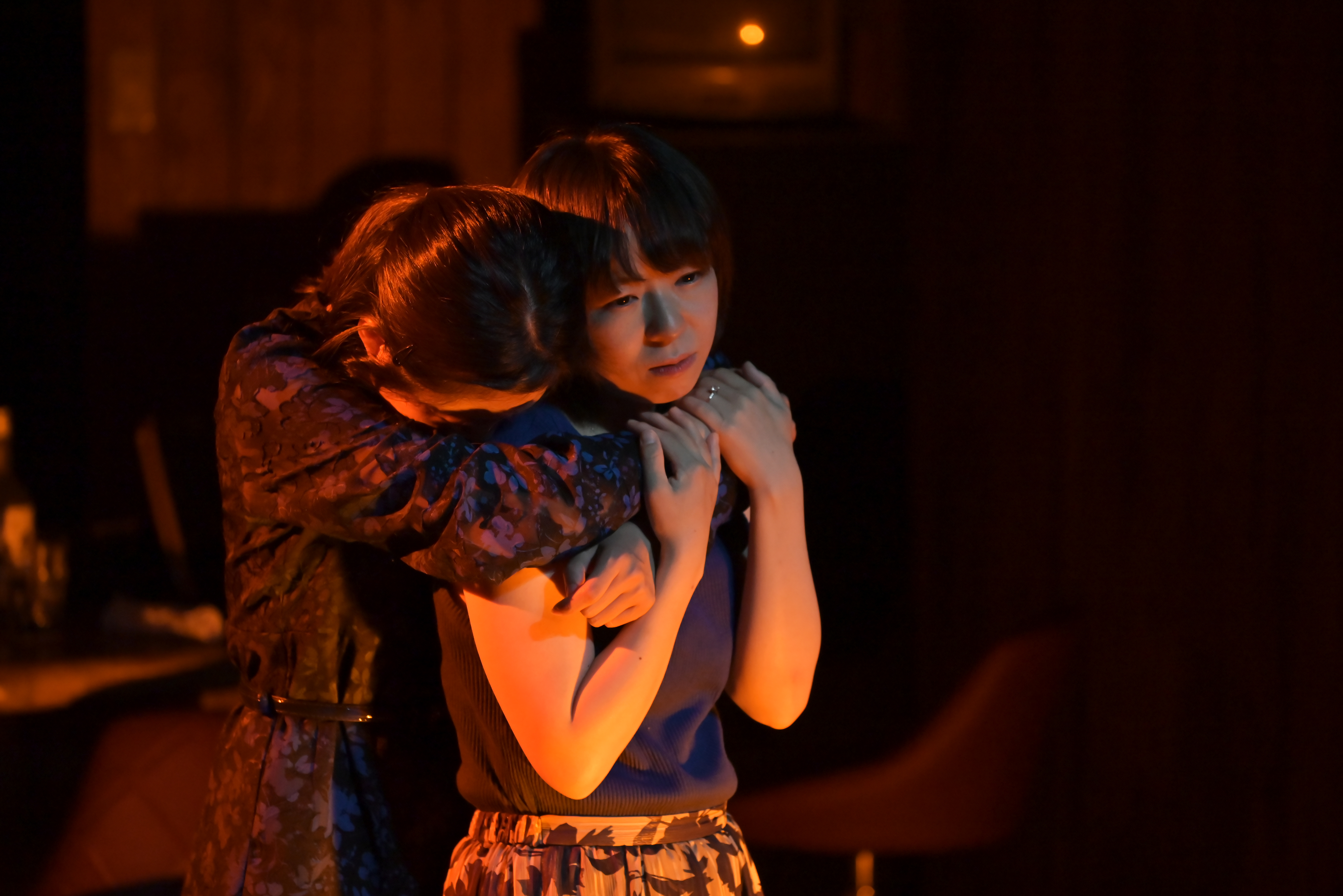 浅瀬の牛を撫でる_舞台写真