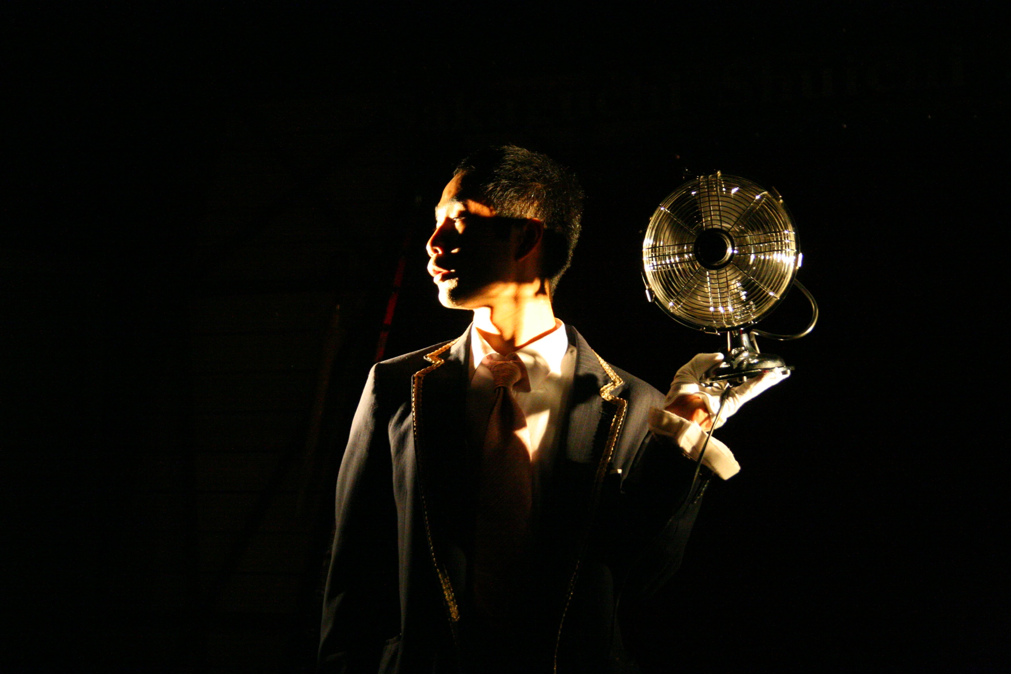 身体からいろんなモノを出す男_舞台写真