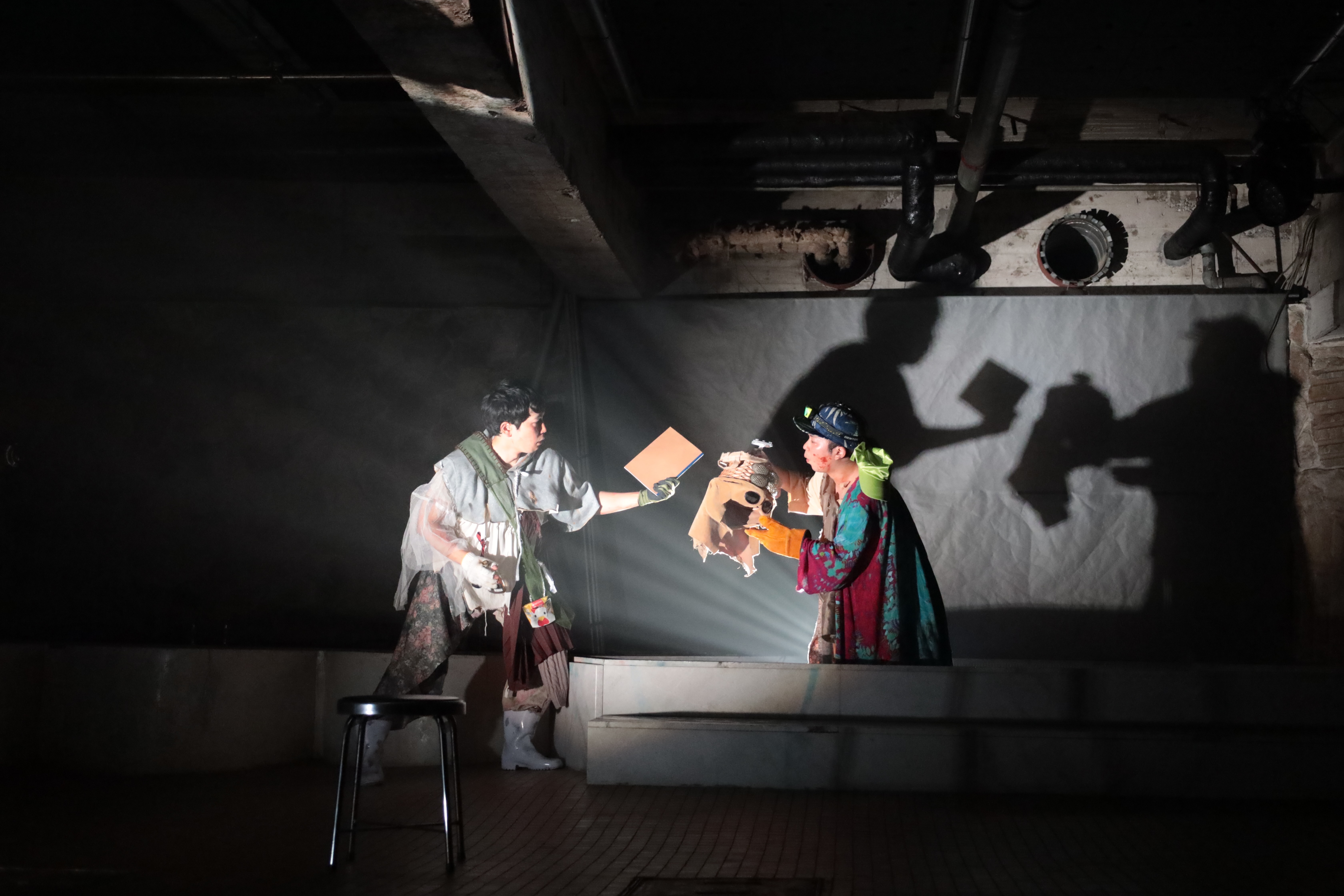 アンダーグラウンド・  ワンダリング・​  ディストラクション_舞台写真