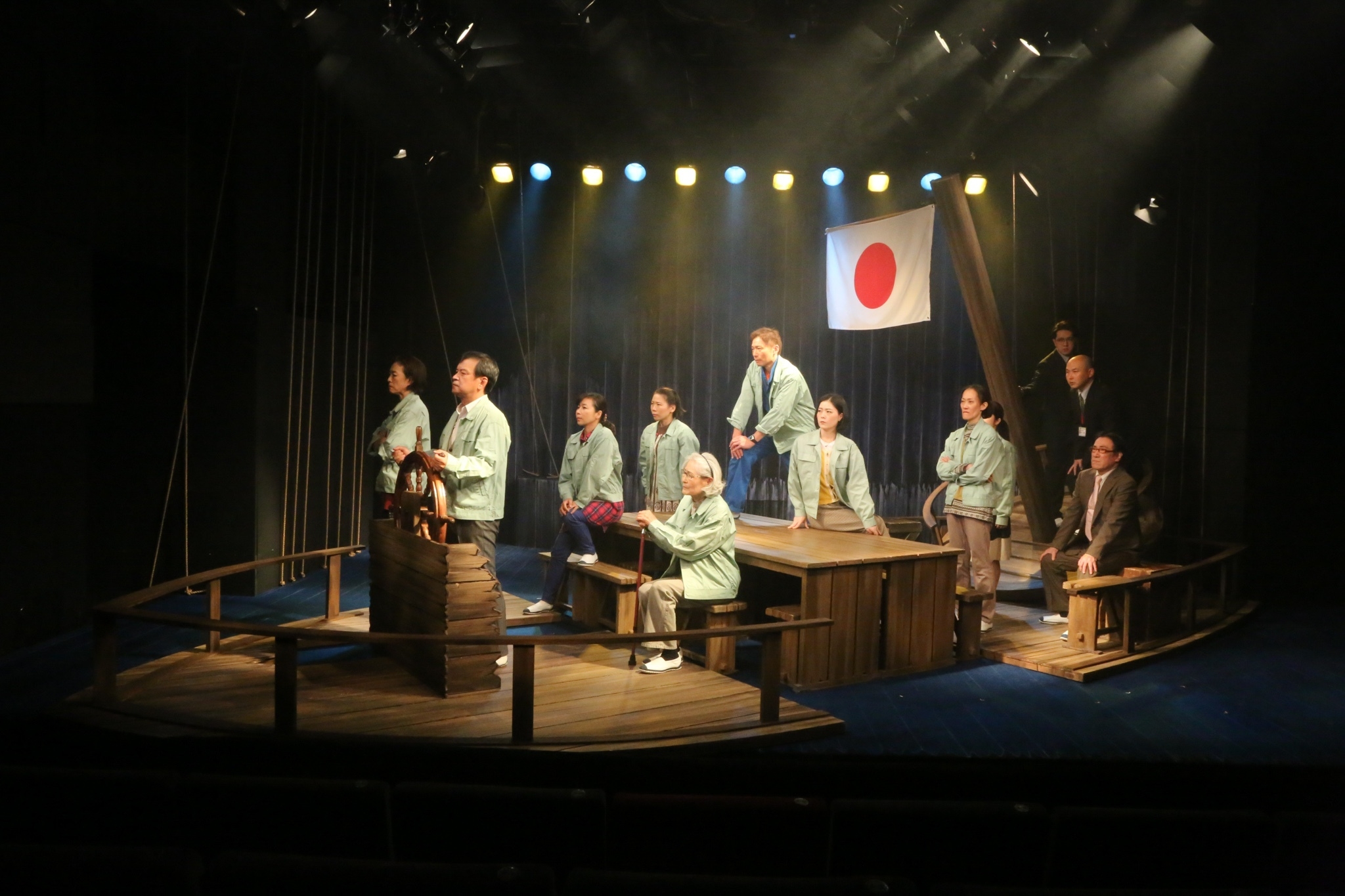 消滅寸前（あるいは逃げ出すネズミ）_舞台写真