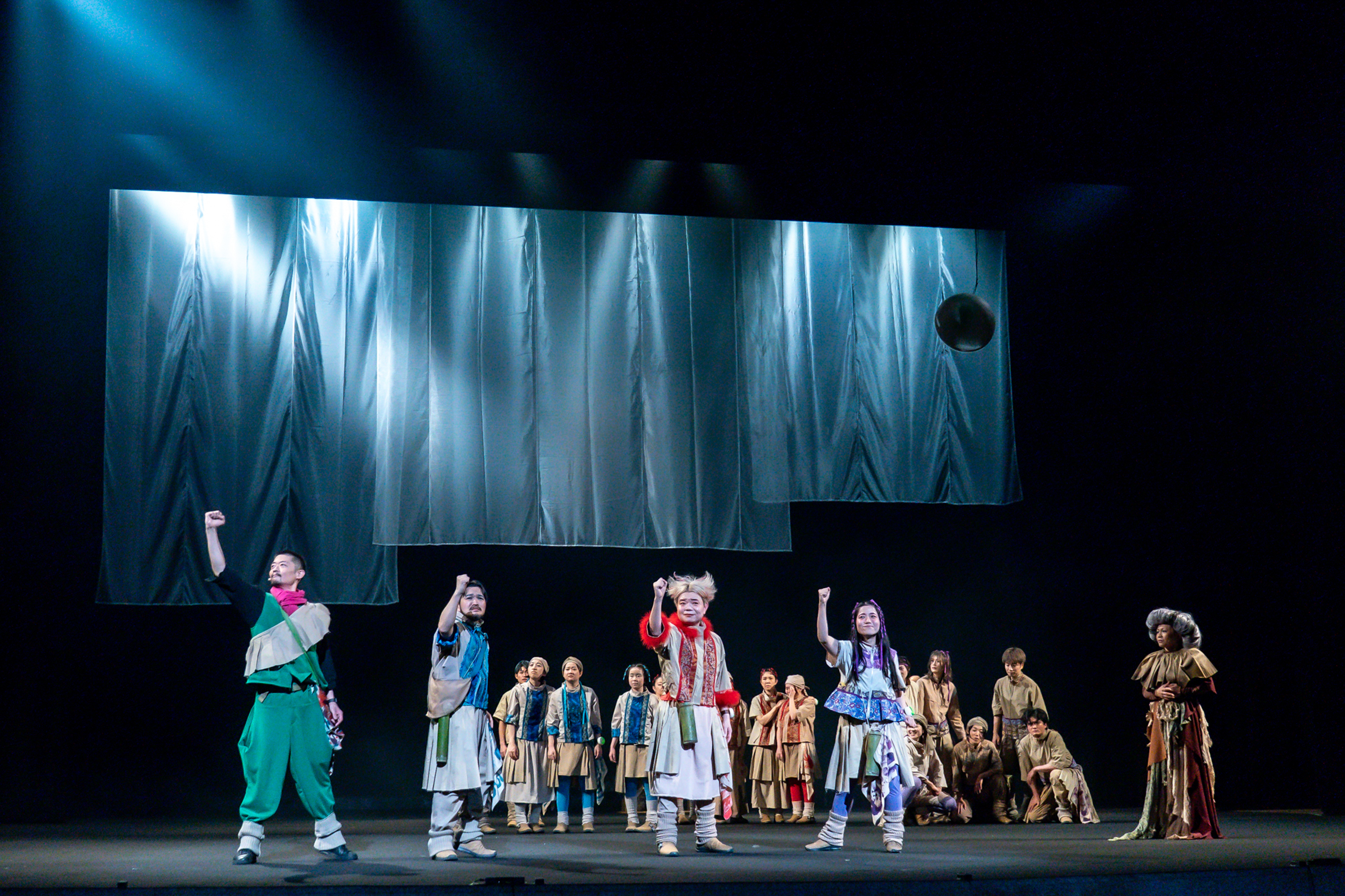 ろう者と聴者が遭遇する舞台作品「黙るな 動け 呼吸しろ」_舞台写真