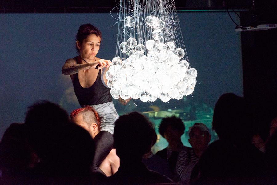 水の象（かたち）The Ice Cube / The Ice Chandelier / The Cloud_舞台写真
