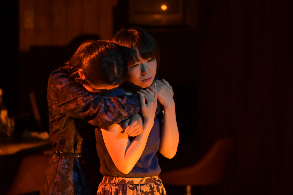 浅瀬の牛を撫でる_舞台写真