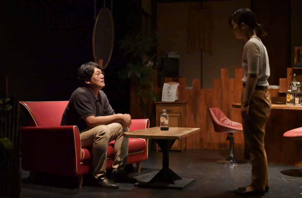 浅瀬の牛を撫でる_舞台写真