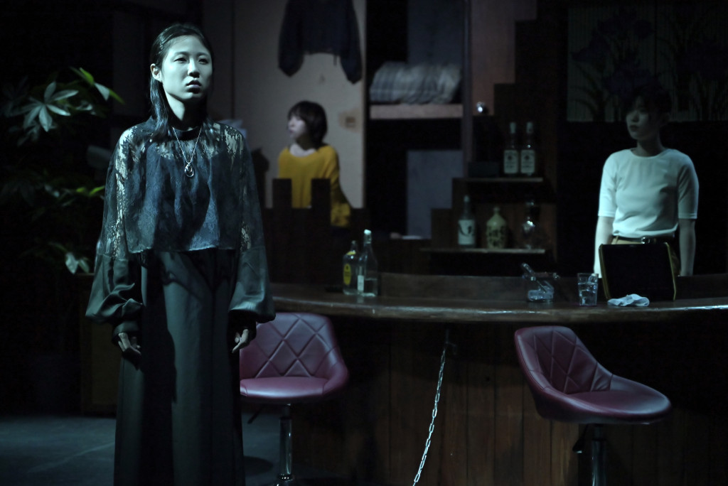 浅瀬の牛を撫でる_舞台写真