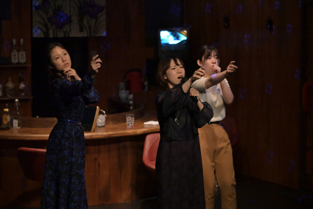 浅瀬の牛を撫でる_舞台写真