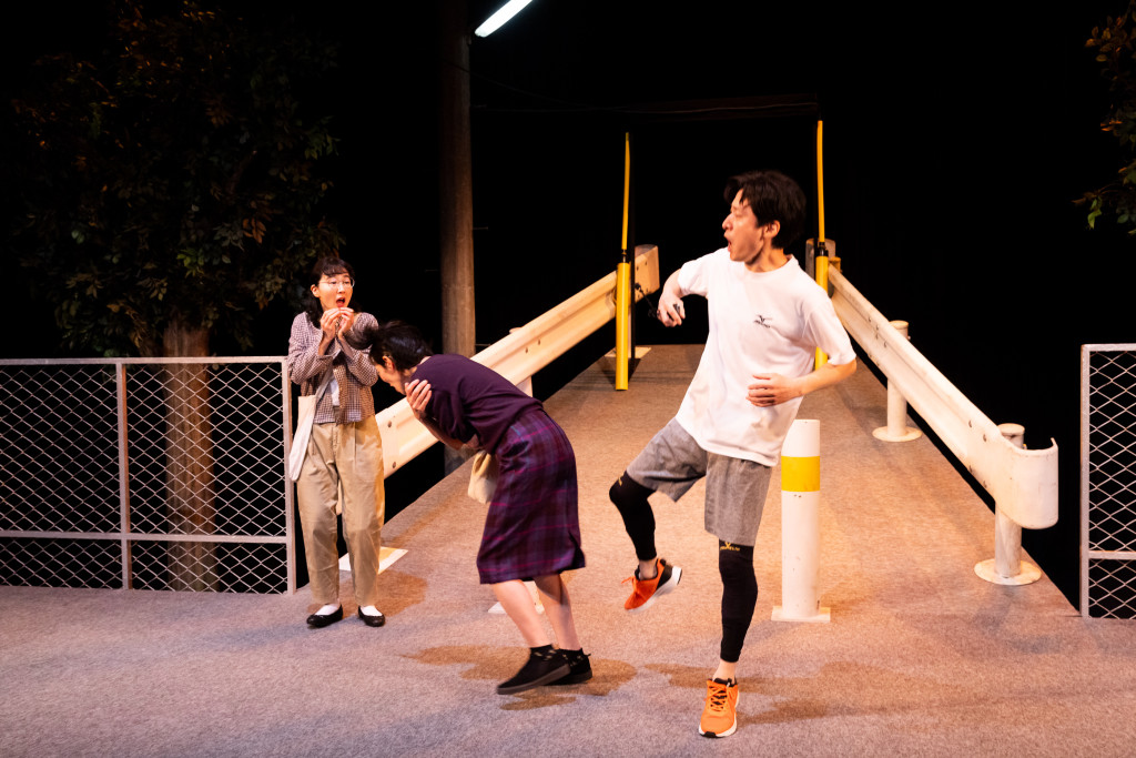 遠巻きに見てる_舞台写真