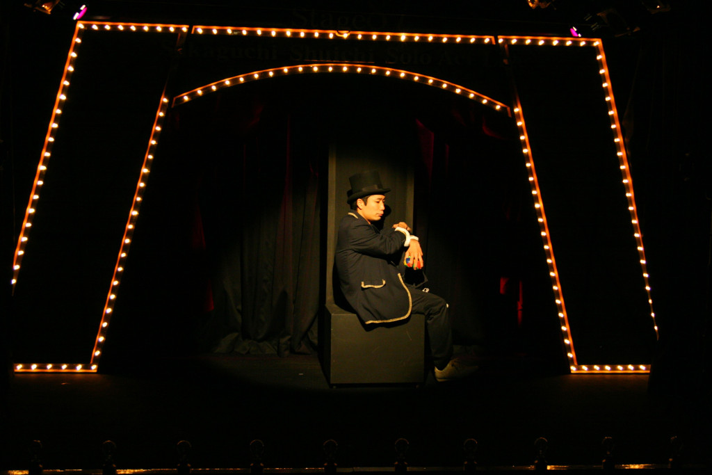 身体からいろんなモノを出す男_舞台写真