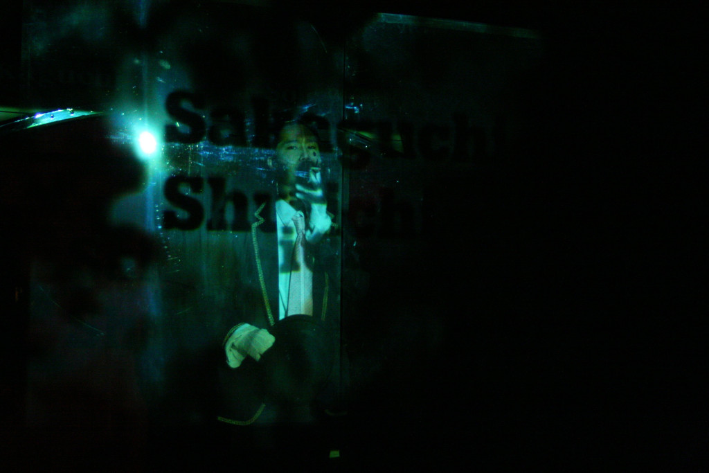 身体からいろんなモノを出す男_舞台写真