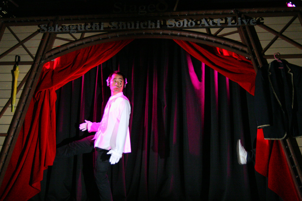 身体からいろんなモノを出す男_舞台写真