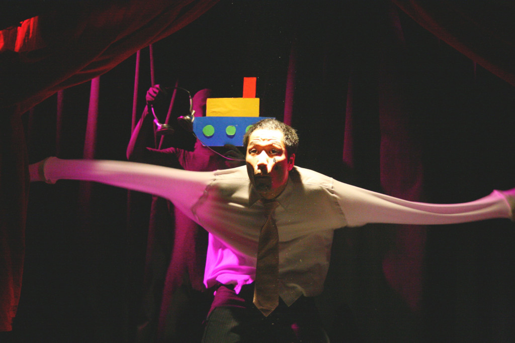 身体からいろんなモノを出す男_舞台写真