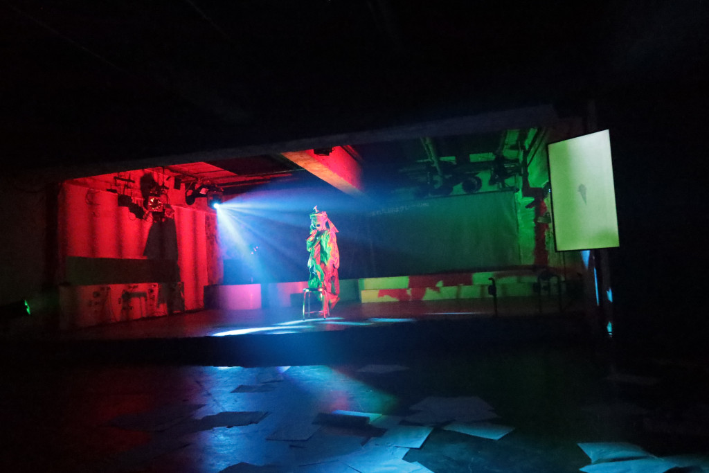 アンダーグラウンド・  ワンダリング・​  ディストラクション_舞台写真