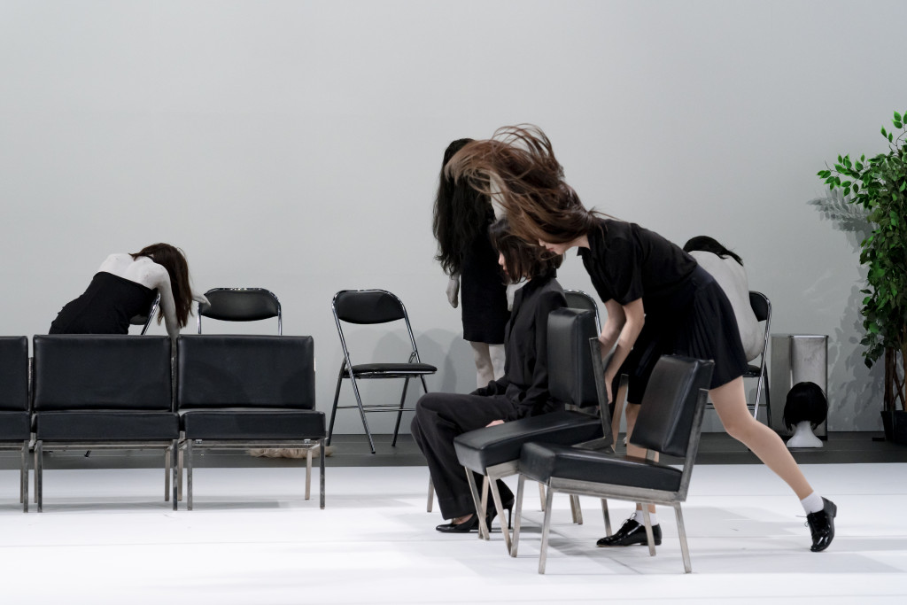 ジゼル・ヴィエンヌ、エティエンヌ・ビドー=レイ 『ショールームダミーズ#4』_舞台写真