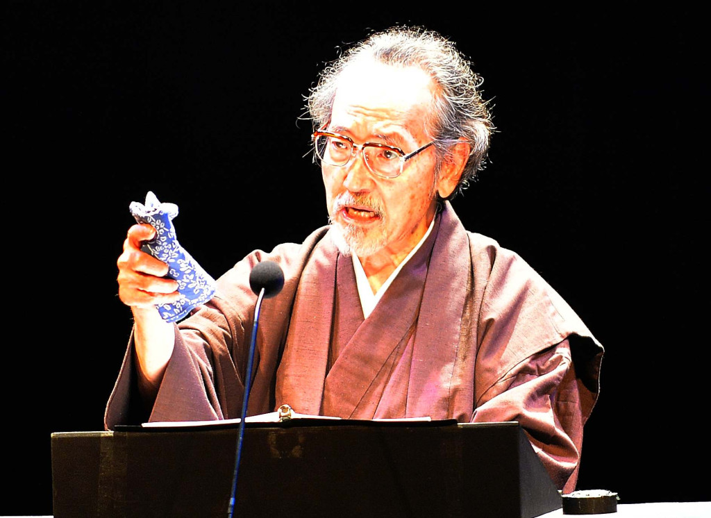 津嘉山正種ひとり語り『沖縄の魂ー瀬長亀次郎物語』_舞台写真