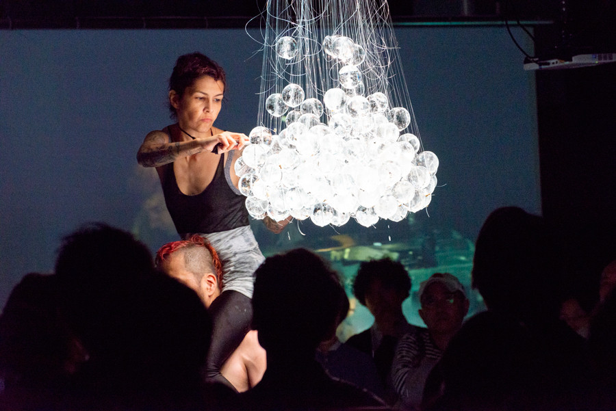水の象（かたち）The Ice Cube / The Ice Chandelier / The Cloud_舞台写真