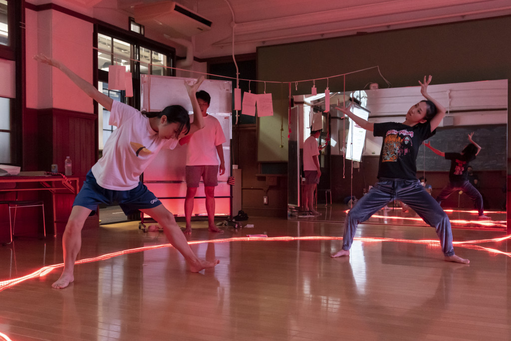 四人／思考／ダンス_舞台写真