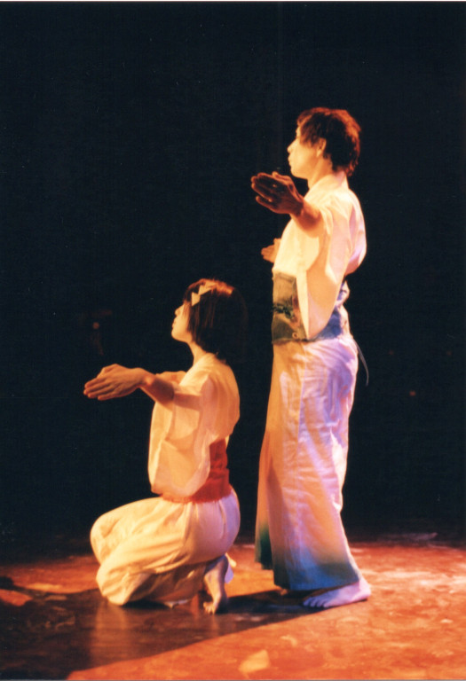 沈める瀧～和太鼓・皮膜彫刻・光・舞踏のコラボレーション_舞台写真