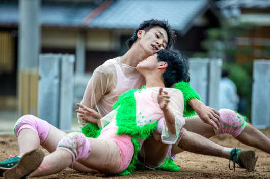 芝生男女_舞台写真